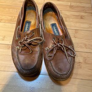 Brown lockers, men size 9 with beige tie